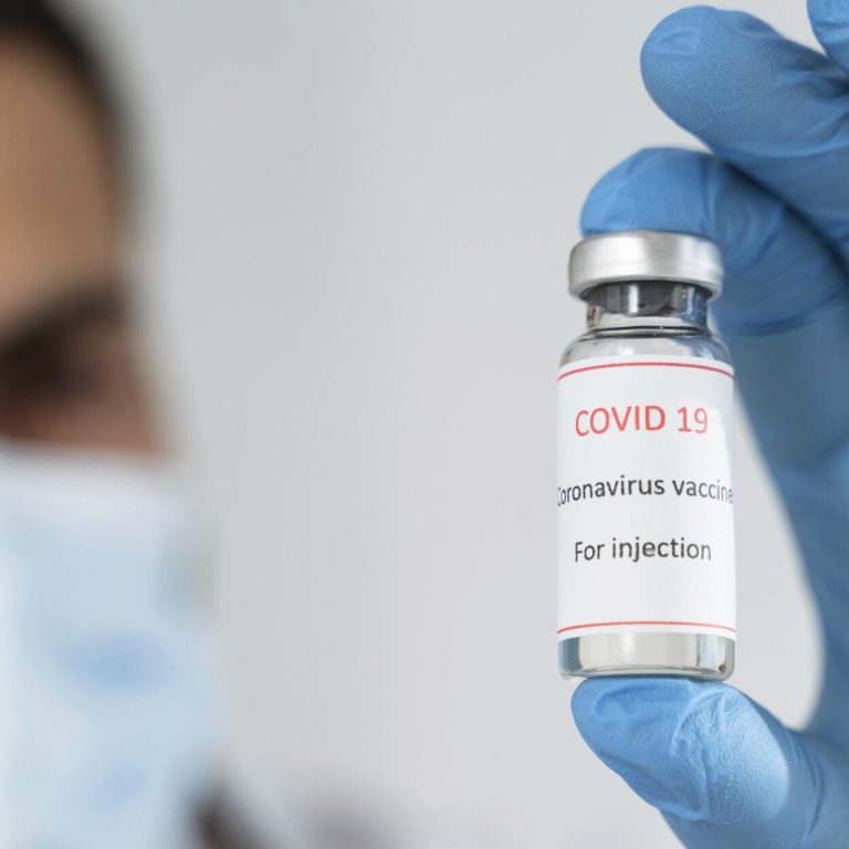 Medico con frasco para vacunación frente a la Covid-19